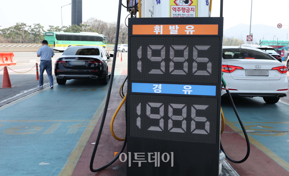 ▲중동전쟁 영향으로 3월 소비자물가가 석 달 만에 가장 큰 폭으로 올랐다. 2일 국가데이터처가 발표한 '3월 소비자물가 동향'에 따르면 지난달 소비자물가지수는 118.80(2020년=100)으로 1년전보다 2.2% 상승했다. 특히 석유류가 9.9% 뛰며 전체 물가를 0.39%포인트 끌어올렸다. 경유는 17%, 휘발유는 8% 올랐다. 이날 서울 서초구 만남의광장 주유소에서 시민들이 주유를 하고 있다. 김예연 인턴기자 kimye@