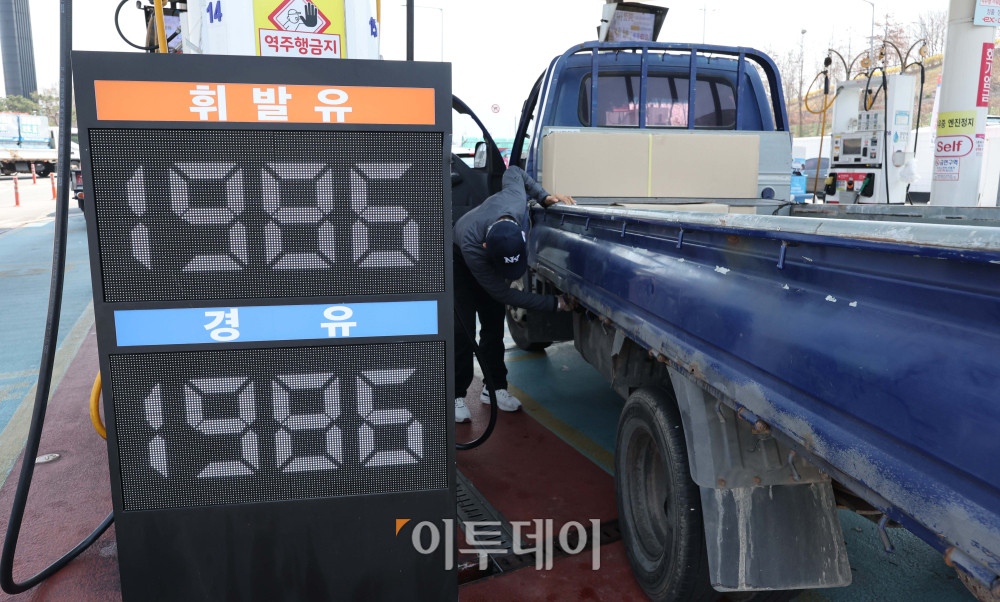 ▲중동전쟁 영향으로 3월 소비자물가가 석 달 만에 가장 큰 폭으로 올랐다. 2일 국가데이터처가 발표한 '3월 소비자물가 동향'에 따르면 지난달 소비자물가지수는 118.80(2020년=100)으로 1년전보다 2.2% 상승했다. 특히 석유류가 9.9% 뛰며 전체 물가를 0.39%포인트 끌어올렸다. 경유는 17%, 휘발유는 8% 올랐다. 이날 서울 서초구 만남의광장 주유소에서 시민들이 주유를 하고 있다. 김예연 인턴기자 kimye@