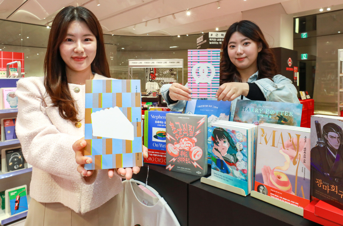 ▲2일 서울 영등포구에 위치한 더현대 서울 5층 ‘리딩 파티 시즌 2’ 팝업스토어에서 직원들이 도서를 소개하고 있다. (사진제공=현대백화점)