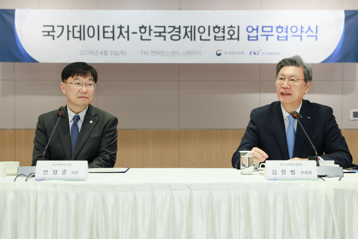 ▲김창범 한경협 부회장(오른쪽)이 2일 FKI타워 컨퍼런스센터에서 열린 '국가데이터처-한국경제인협회 업무협약식'에 참석해 인사말을 하고 있다. 이번 협약은 경제 5단체 중에서 최초로 국가데이터처와 체결하는 MOU이다. 정부와 기업이 경제통계 고도화와 AI 시대 데이터 활용 전략 마련을 공동 과제로 삼아 협력 기반을 마련했다는 데 의의가 있다. (한경협)