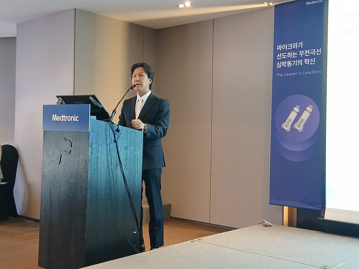 ▲유희태 세브란스 심장혈관병원 심장내과 교수가 2일 서울 중구 더플라자 호텔에서 열린 메드트로닉의 마이크라2 출시 기념 기자간담회에서 발표 중이다. (한성주 기자 hsj@)