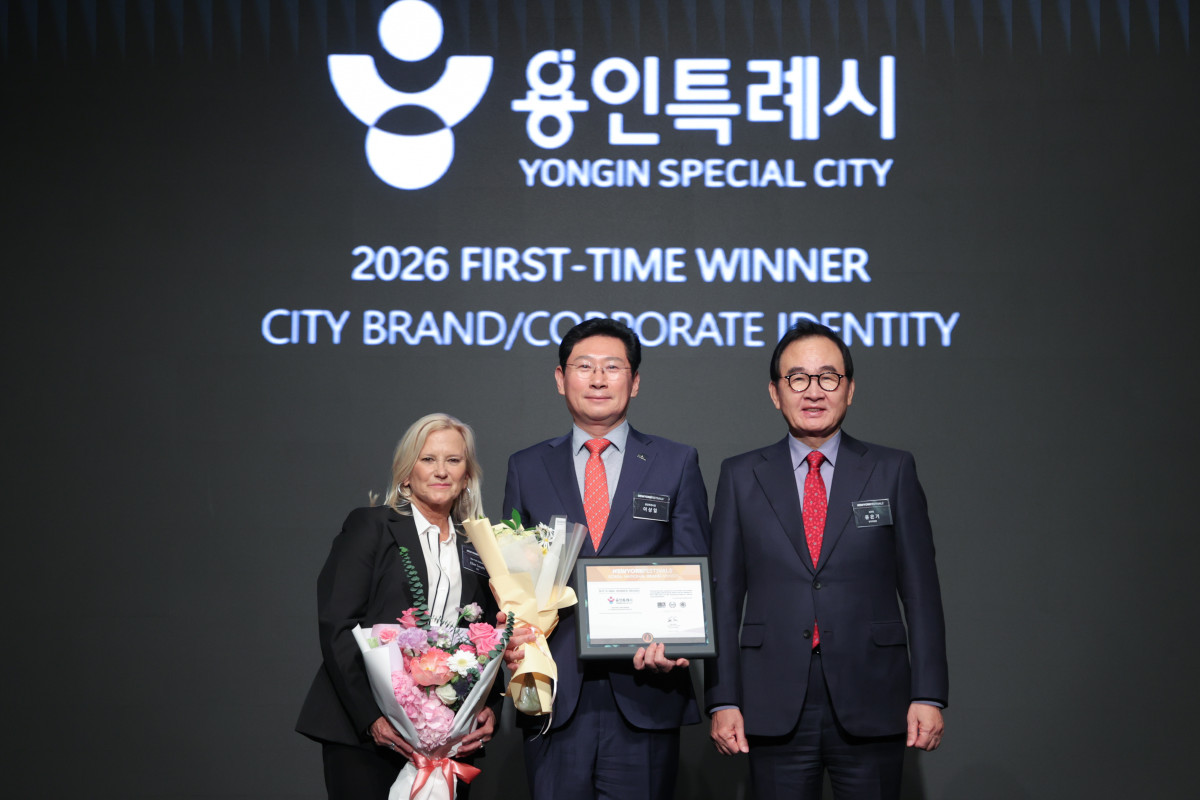 ▲이상일 용인특례시장이 2일 서울 롯데호텔에서 열린 '2026 뉴욕페스티벌 대한민국-국가브랜드 대상'에서 도시브랜드·반도체산업 선도 도시 부문 2관왕을 차지한 뒤 관계자들과 기념촬영을 하고 있다. (용인특례시)