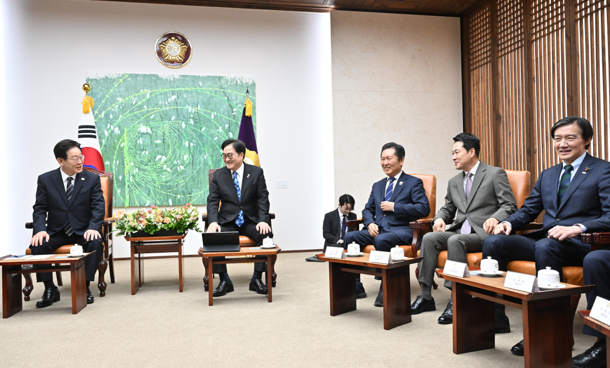 ▲이재명 대통령이 2일 국회에서 추가경정예산안 시정연설에 앞서 우원식 국회의장, 여야 대표와 환담하고 있다. 오른쪽부터 조국 조국혁신당 대표, 장동혁 국민의힘 대표, 정청래 더불어민주당 대표, 우 의장, 이 대통령. (연합뉴스)