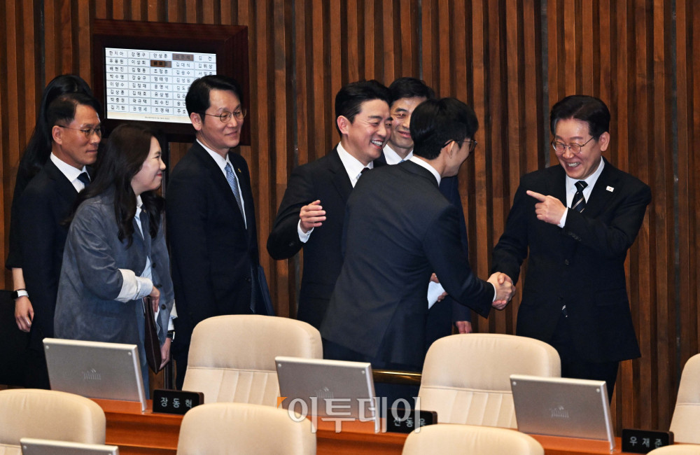 ▲이재명 대통령이 2일 서울 여의도 국회에서 2026년도 1차 추가경정예산안(추경안) 관련 시정연설을 마치고 박충권 국민의힘 의원과 인사하고 있다. 고이란 기자 photoeran@