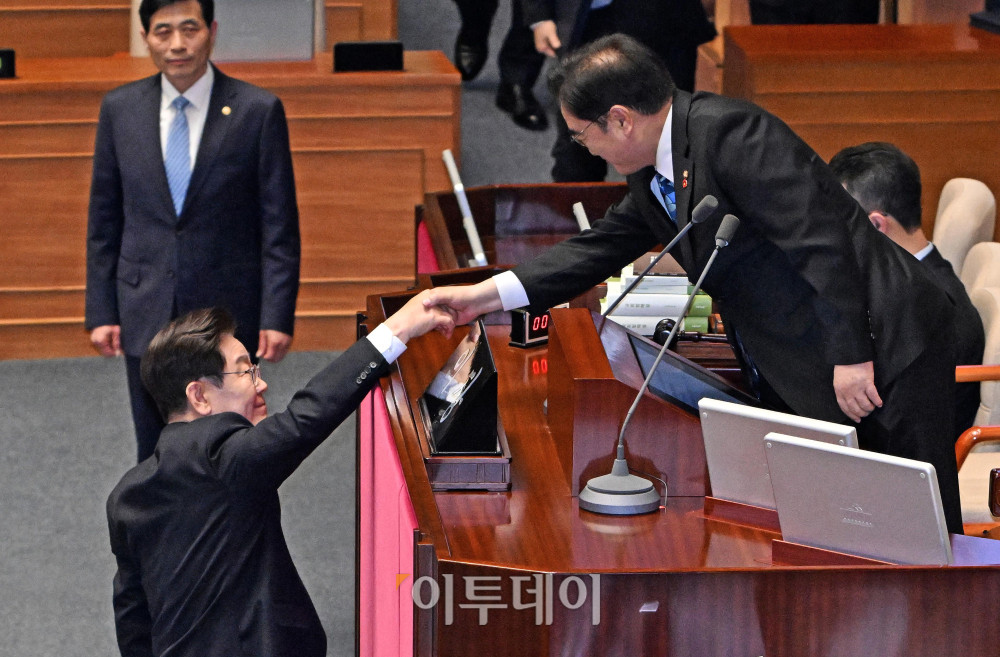 ▲이재명 대통령이 2일 서울 여의도 국회에서 2026년도 1차 추가경정예산안(추경안) 관련 시정연설을 마치고 우원식 국회의장과 인사하고 있다. 고이란 기자 photoeran@