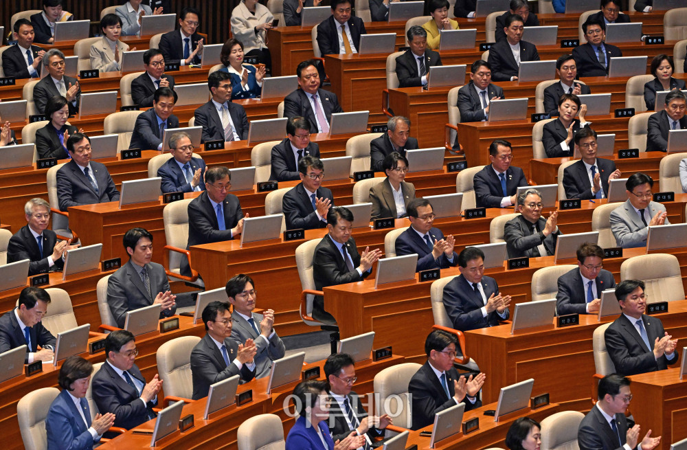 ▲이재명 대통령이 2일 서울 여의도 국회에서 2026년도 1차 추가경정예산안(추경안) 관련 시정연설을 하는 가운데 의원들이 박수를 치고 있다. 고이란 기자 photoeran@