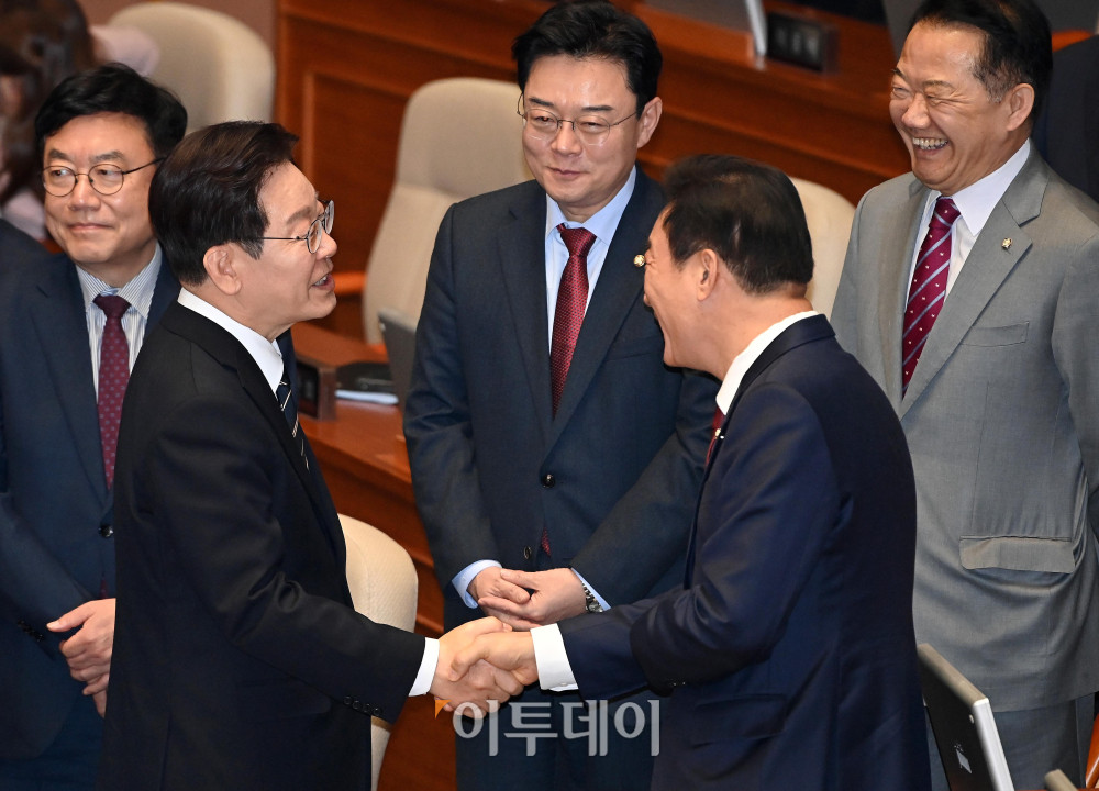 ▲이재명 대통령이 2일 서울 여의도 국회에서 2026년도 1차 추가경정예산안(추경안) 관련 시정연설을 마치고 국민의힘 의원들과 인사하고 있다. 고이란 기자 photoeran@
