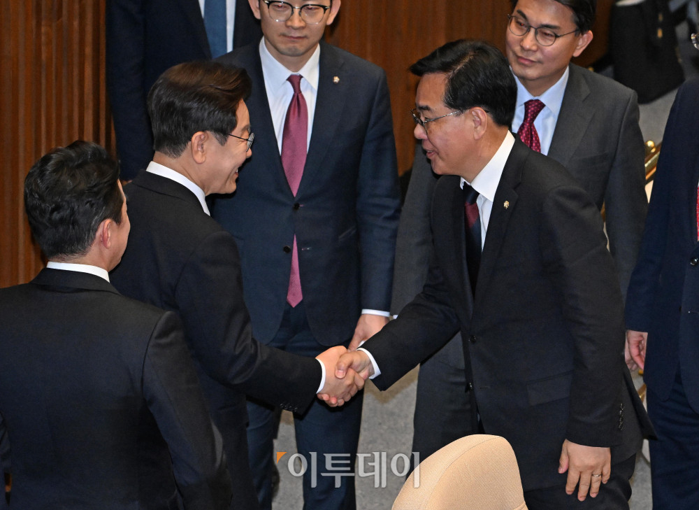 ▲이재명 대통령이 2일 서울 여의도 국회에서 2026년도 1차 추가경정예산안(추경안) 관련 시정연설을 마치고 송언석 국민의힘 원내대표와 인사하고 있다. 고이란 기자 photoeran@