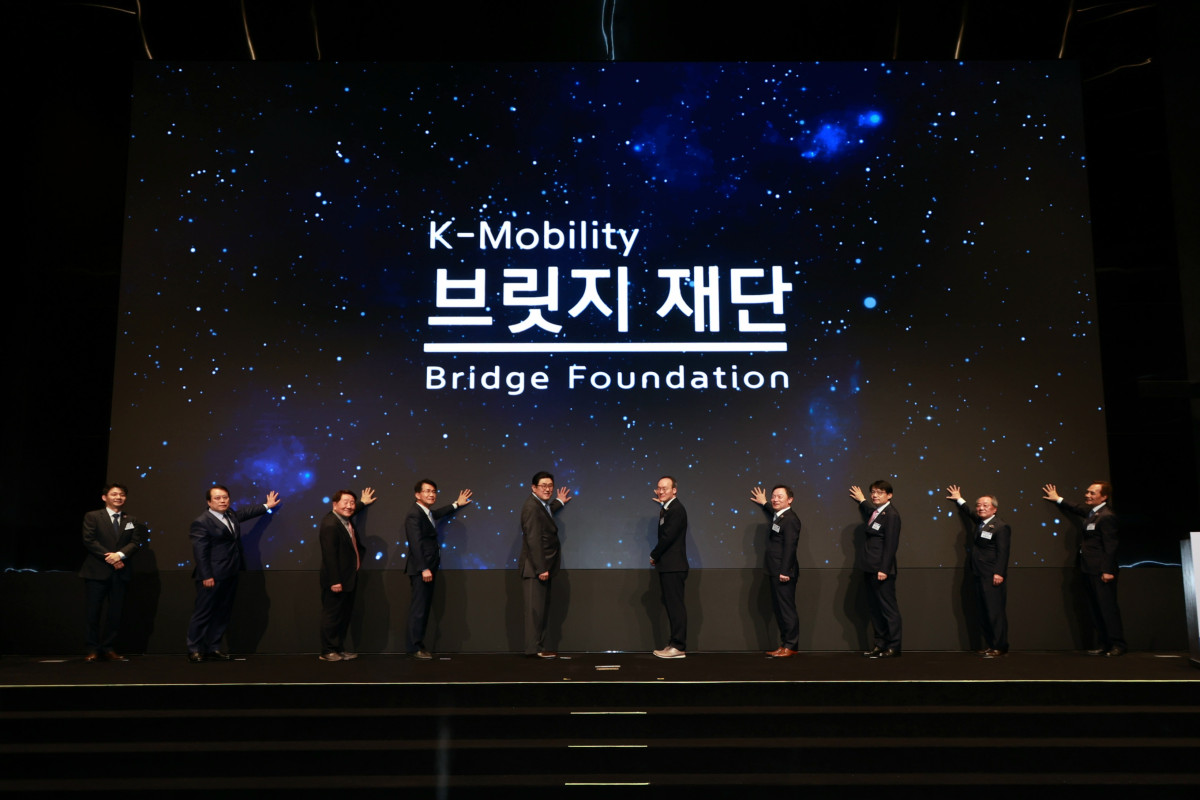 ▲자동차부품산업진흥재단은 사명을 ‘K-Mobility 브릿지 재단(케이모빌리티브릿지재단)’으로의 변경한다고 2일 밝혔다. 재단은 이날 서울 엘타워에서 자동차 산업 관계자 및 부품사 대표 등 약 350명이 참석한 가운데 ‘2026년 춘계 자동차부품산업 발전전략 세미나’를 개최했다. (사진=K-Mobility 브릿지 재단)