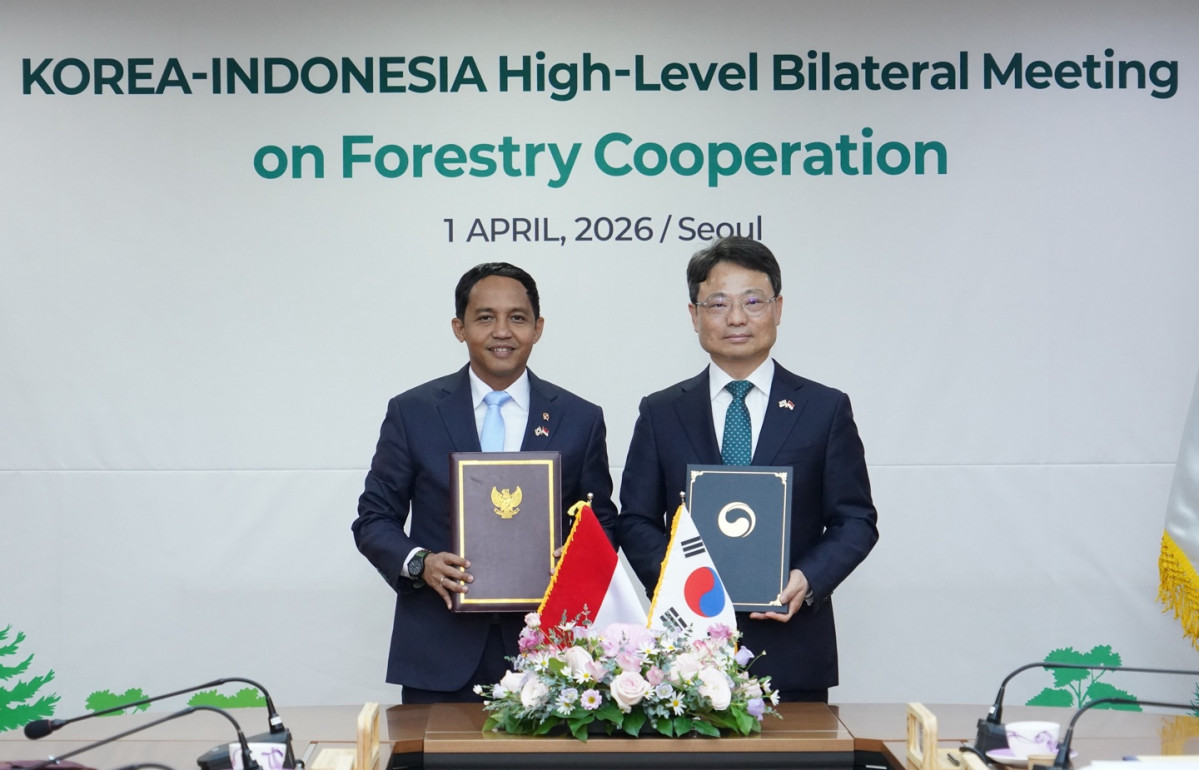 ▲박은식 산림청장(오른쪽)이 1일 안토니 인도네시아 산림부 장관과 ‘산림분야 핵심 프로그램에 관한 기본약정(FA)’과 ‘산불관리 및 산불피해지 복원 양해각서(MOU)’를 체결한 후 기념 촬영을 하고 있다. (사진제공=산림청)