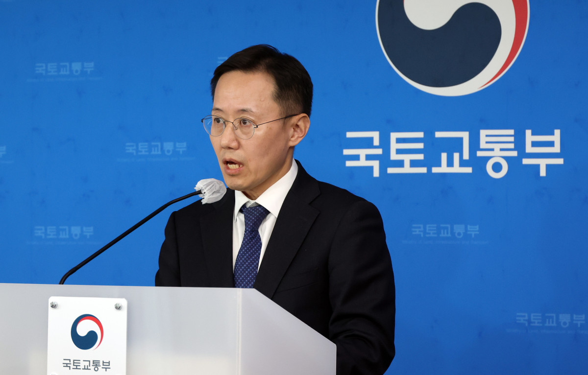 ▲이기봉 국토교통부 주거복지정책관이 2일 세종시 정부세종청사에서 도심 내 비주택을 주택으로 리모델링 추진에 대해 설명하고 있다. (사진제공=뉴시스)
