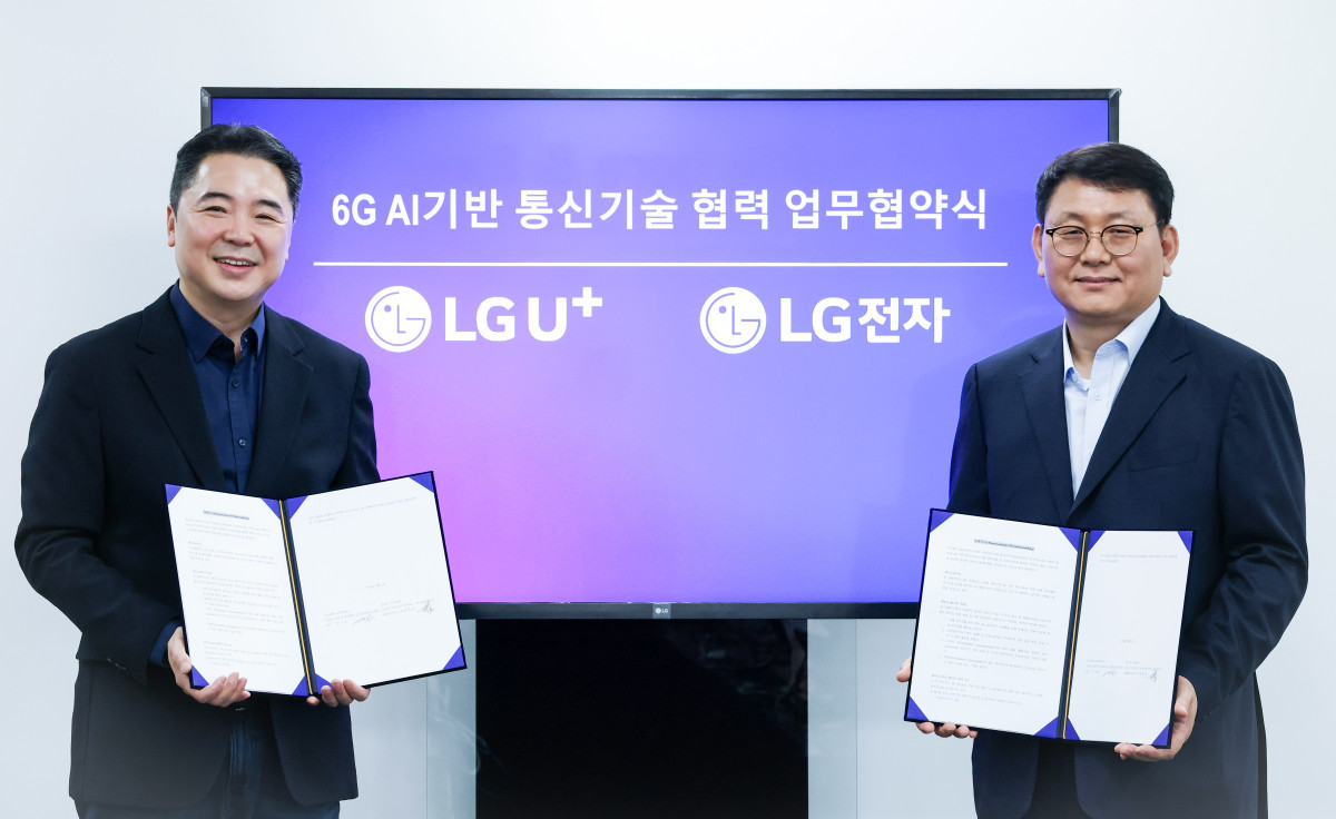 ▲LG유플러스는 LG전자와 6G 시대를 대비한 AI 기반 통신기술의 선행 연구개발와 국제 표준화 협력을 위한 업무협약을 체결했다고 2일 밝혔다. 사진은 전날 서울 강서구 LG사이언스파크에서 진행한 협약식에서 이상엽 LG유플러스 CTO(왼쪽)와 제영호 LG전자 C&M표준연구소장이 기념촬영을 하고 있는 모습. (사진제공=LG유플러스)