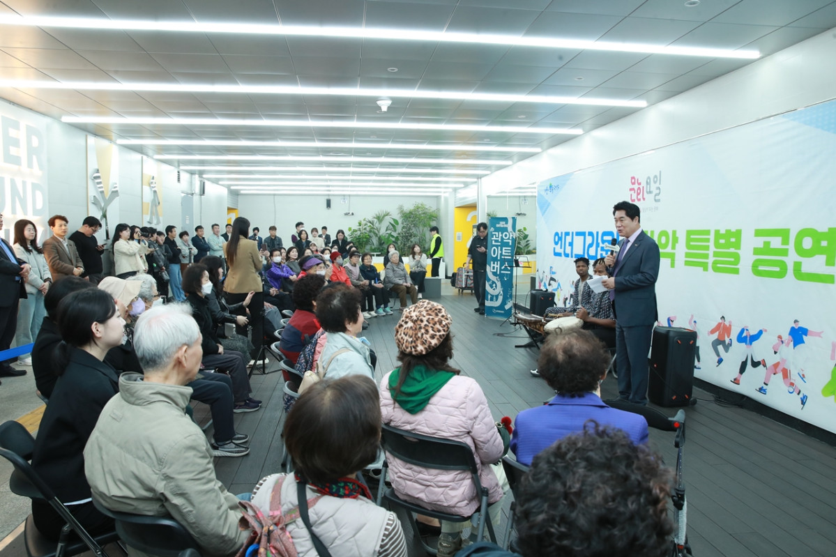 ▲박준희(오른쪽 첫 번째) 서울 관악구청장이 문화체육관광부의 ‘문화가 있는 날’ 확대 시행을 기념해 1일 관악로 지하보도에 위치한 ‘언더그라운드 관악’에서 열린 특별 문화공연에 참석, 인사말을 하고 있다. (사진 제공 = 관악구)