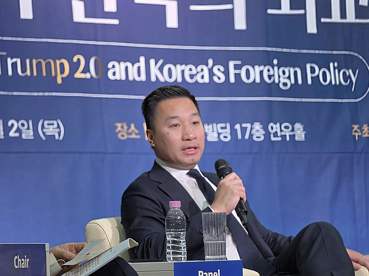▲2일 세종연구소에서 개최된 제41회 세종국가전략포럼에서 알렉스 웡 한화그룹 CSO가 발언하고 있다. (한화에어로스페이스)