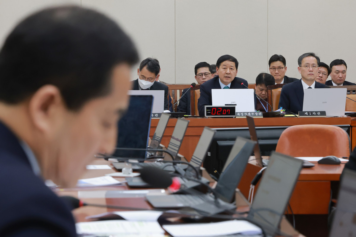 ▲구윤철 부총리 겸 재정경제부 장관이 11일 국회에서 열린 재정경제기획위원회 중동 사태 관련 현안 질의에서 의원 질의에 답하고 있다. (연합뉴스)