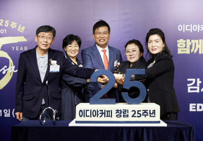 ▲문창기 이디야커피 회장(가운데)과 장기운영점주들이 기념사진을 촬영하고 있다. (사진제공=이디야커피)