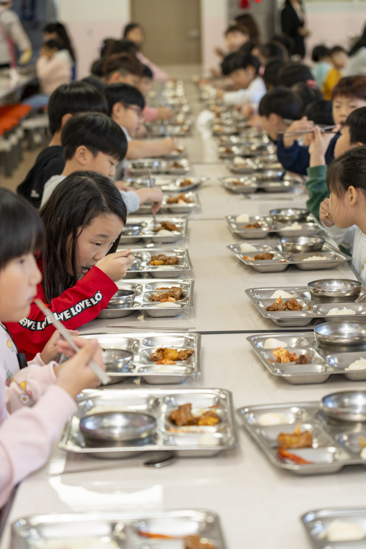 ▲학생들이 저탄소 인증 축산물로 만든 학교 급식을 먹고 있다. (사진제공=축산물품질평가원)