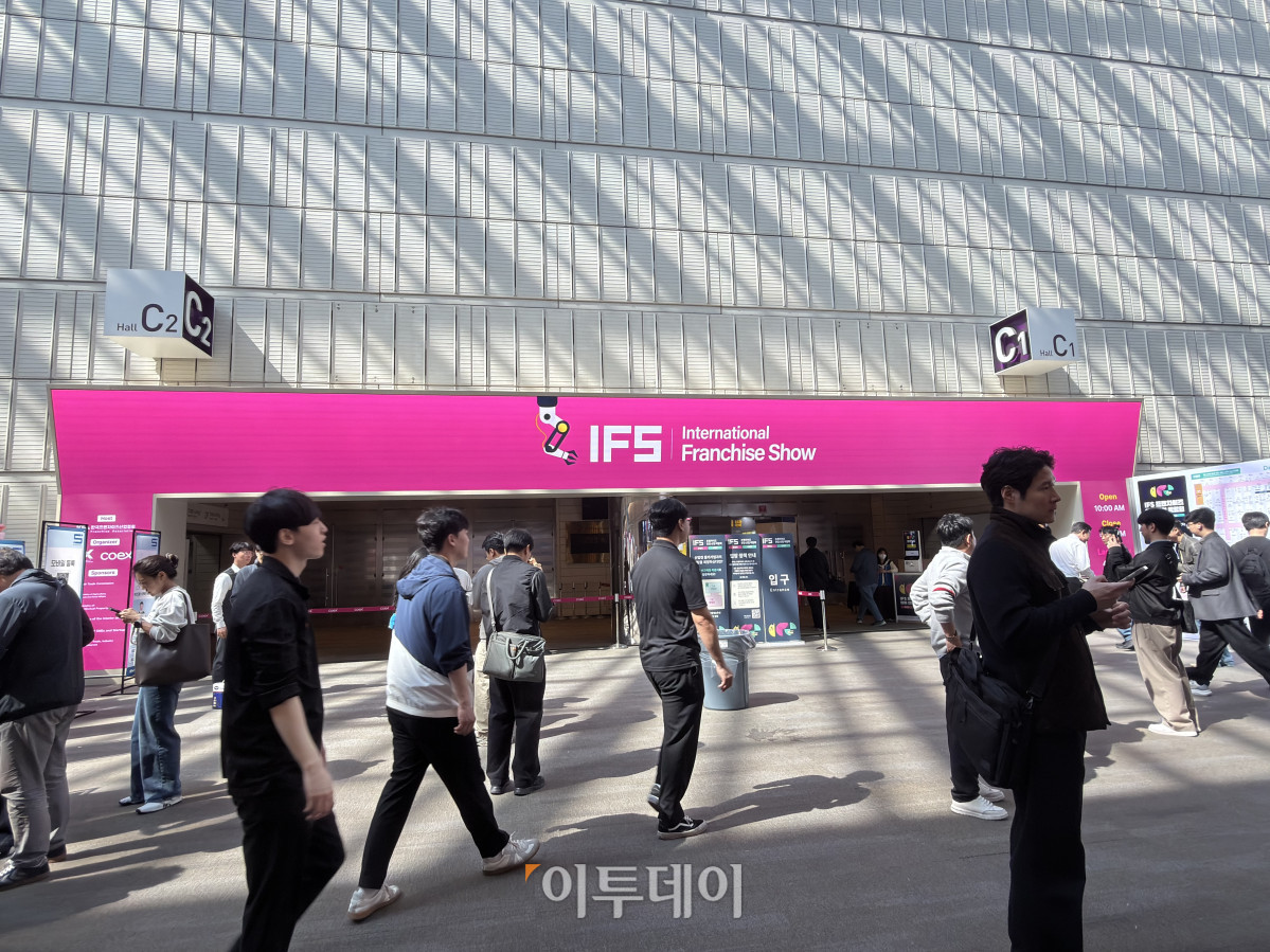 ▲국내 최대 규모의 제60회 IFS 프랜차이즈 창업·산업 박람회가 열린 2일, 서울 코엑스 행사장 입구에서 관람객들이 입장하고 있다. (황민주 기자 minchu@)
