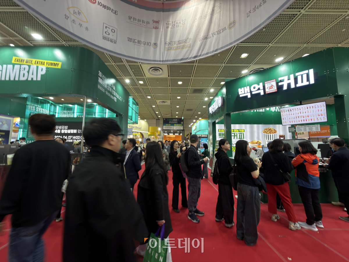 ▲고물가 시대 창업 대안을 제시하는 제60회 IFS 프랜차이즈 창업·산업 박람회가 열린 2일, 서울 코엑스 전시장 내에 마련된 붉은 카펫 통로를 따라 다양한 프랜차이즈 부스에 관람객들이 몰리고 있다. (황민주 기자 minchu@)