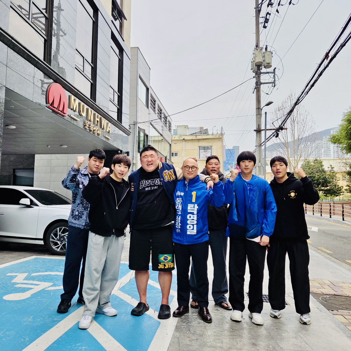 ▲더불어민주당 탁영일 예비후보가 청년들과 포즈를 취하고 있다 (사진제공=탁영일 예비후보 캠프)