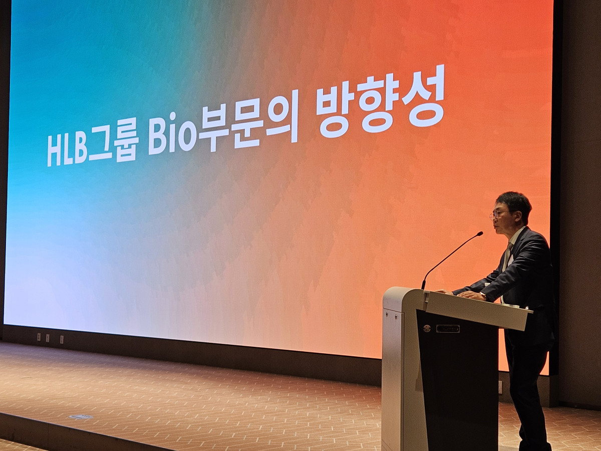 ▲진양곤 HLB그룹 의장이 2일 서울 여의도 한국거래소 컨퍼런스홀에서 열린 '2026 HLB그룹 IR데이'에서 발표하고 있다. (사진제공=HLB)