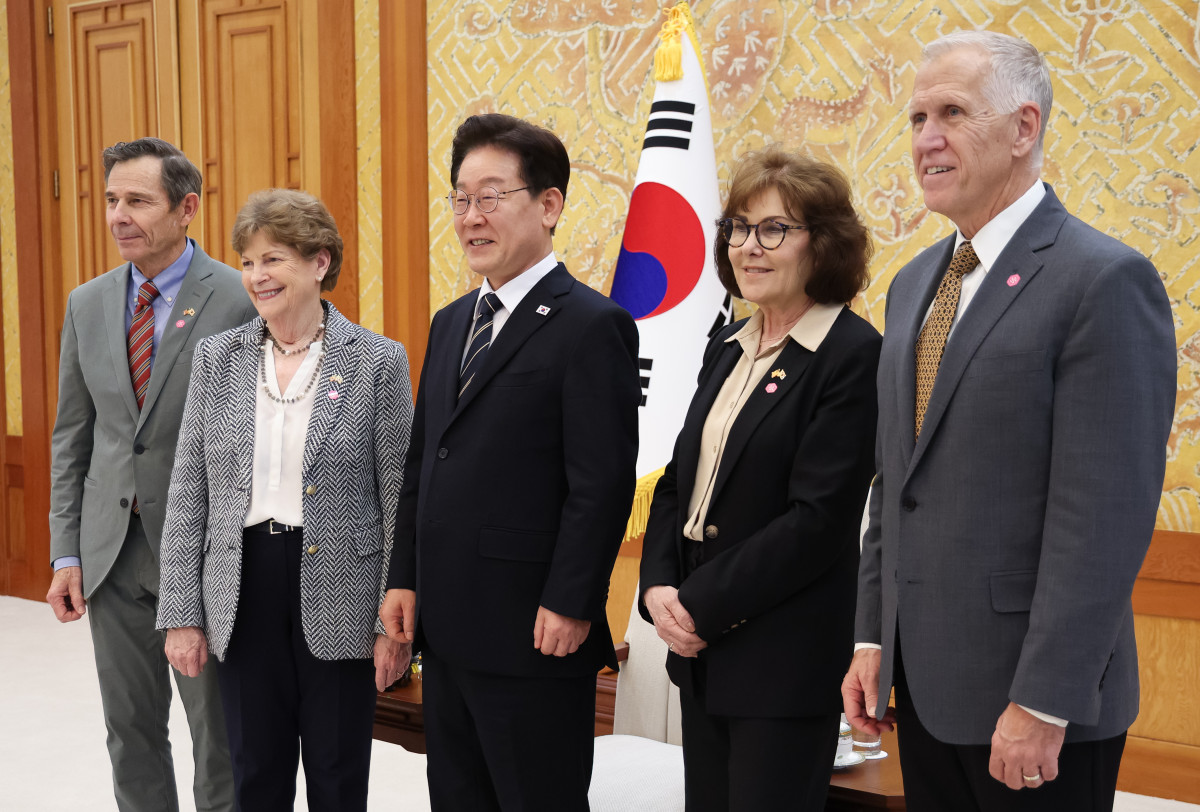 ▲이재명 대통령이 2일 청와대에서 미국 상원의원단 접견에 앞서 기념 촬영을 하고 있다.  왼쪽부터 존 커티스·진 섀힌 의원, 이재명 대통령, 재키 로젠·톰 틸리스 의원. 사진=연합뉴스