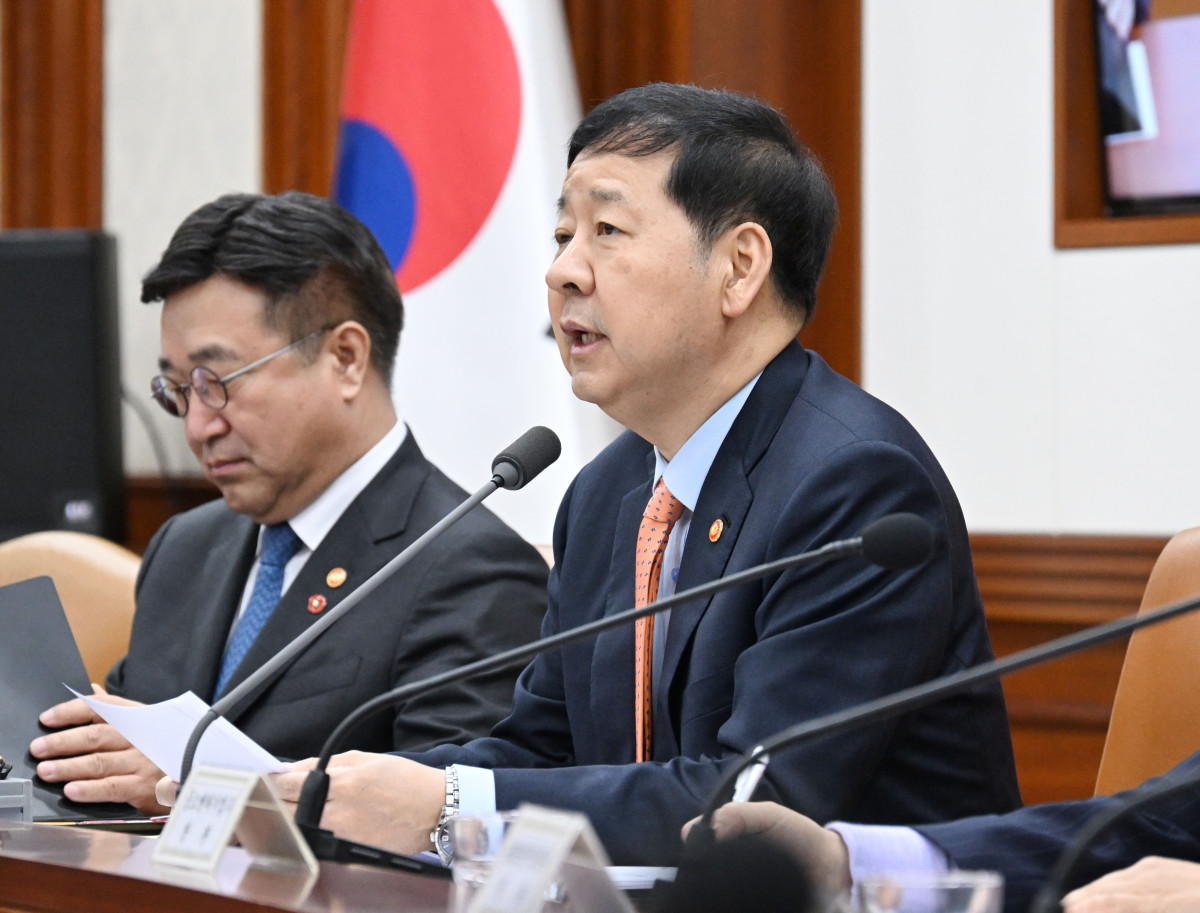 ▲구윤철 부총리 겸 재정경제부 장관이 4월 3일 서울 종로구 정부서울청사에서 열린 '비상경제본부회의 겸 경제관계장관회의'를 주재, 모두발언을 하고 있다. (재정경제부)