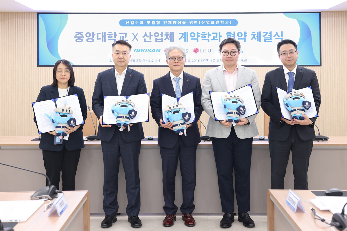 ▲LIG Defense&Aerospace가 중앙대학교와 인재 양성을 위한 업무협약을 체결했다. 2일 진행된 ‘계약학과(산업보안학과) 협약 체결식’에서 주요 참석자들이 기념촬영을 하고 있다. (LIG D&A)