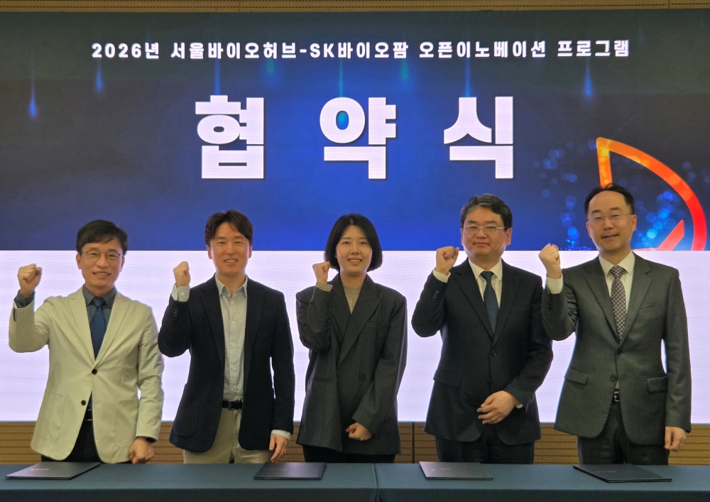 ▲왼쪽부터 김현우 서울바이오허브 센터장, 김성영 쓰리브룩스테라퓨틱스 대표, 강해라 서울시 첨단산업과 과장, 손우성 노보렉스 대표, 황선관 SK바이오팜 R&D부문장이 기념촬영을 하고 있다. (사진제공=SK바이오팜)