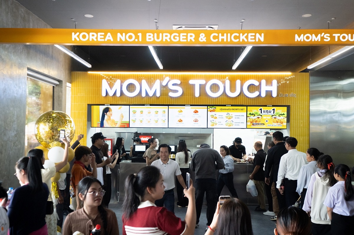 ▲맘스터치 라오스 1호점에 몰린 현지 고객들 (사진제공=맘스터치)