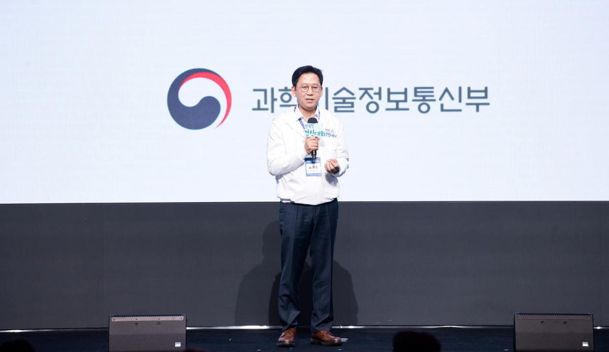 ▲배경훈 부총리 겸 과학기술정보통신부 장관이 26일 오후 서울 서초구 엘타워에서 열린 '전국민 AI 경진대회 개막식' 에서 환영사를 하고 있다. (사진제공=과기정통부)