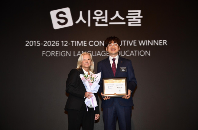 ▲<왼쪽부터 엘렌 스미스(Ellen Smyth) 뉴욕페스티벌 대표, 양홍걸 골드앤에스 대표이사 (사진제공 = 골드앤에스)