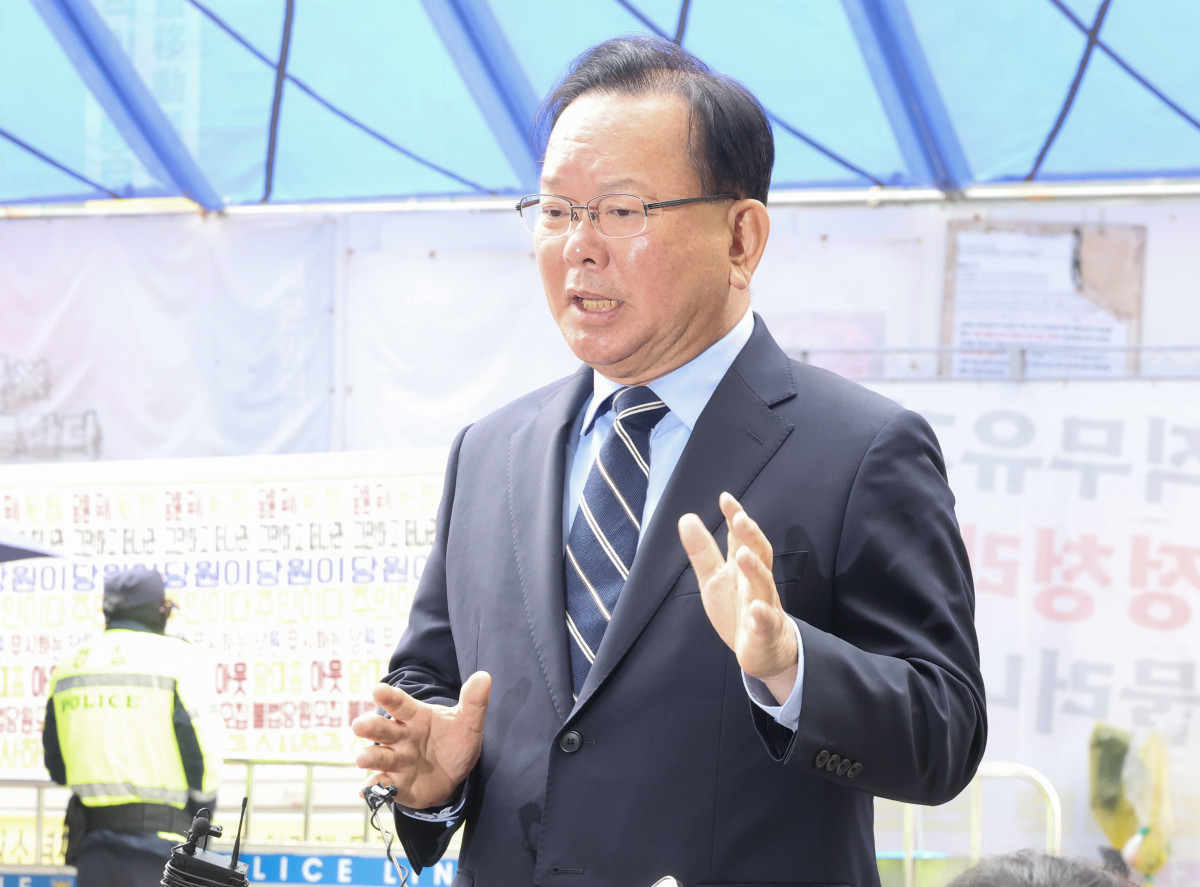 ▲대구시장 출마를 선언한 김부겸 전 국무총리가 3일 서울 여의도 더불어민주당 중앙당사에서 후보자 면접을 보기 위해 들어서며 발언하고 있다. (연합뉴스)
