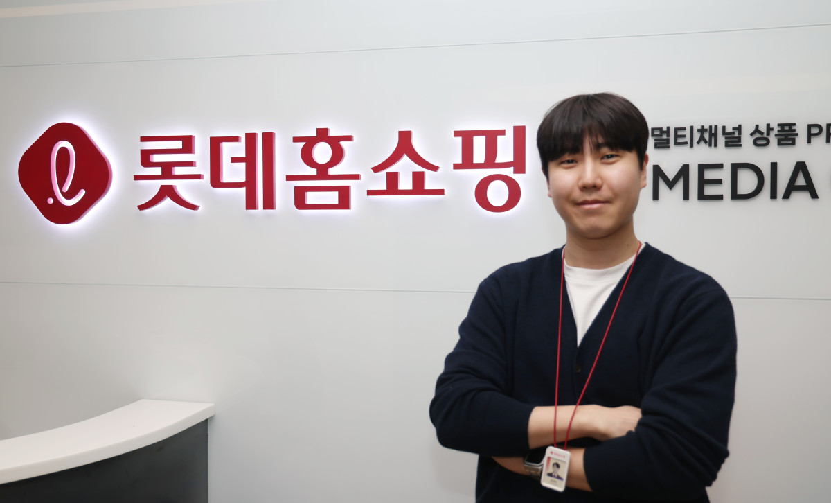 ▲정재현 롯데홈쇼핑 대리가 이투데이와의 인터뷰에 앞서 포즈를 취하고 있다. (사진제공=롯데홈쇼핑)