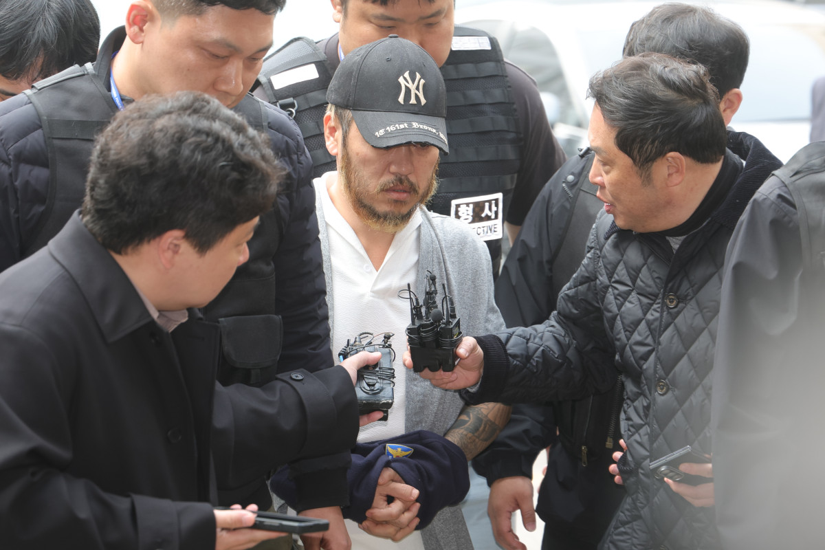 ▲'마약왕' 박왕열이 27일 오전 경기도 의정부시 가능동 의정부지방법원에서 구속 전 피의자 심문을 위해 법정으로 이동하고 있다. (연합뉴스)