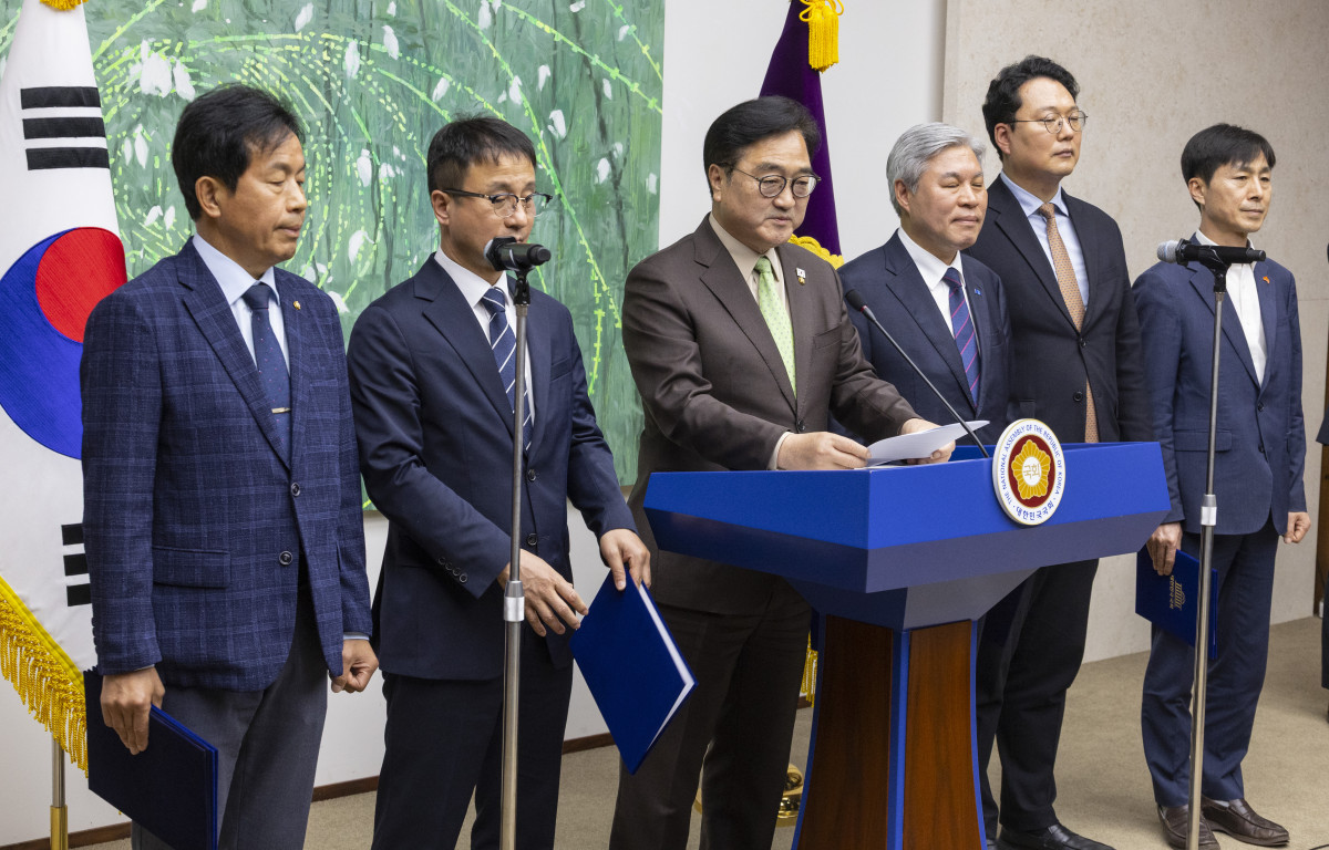 ▲우원식 국회의장과 국회 내 정당 원내대표들이 31일 국회에서 개헌 추진 관련 기자회견을 하고 있다. 이날 원내 5개 정당 원내대표는 초당적 헌법 개정안 추진에 합의해 서명했다. 지방 일정 중인 기본소득당 용혜인 대표는 뜻을 같이하기로 했다고 우원식 의장은 밝혔다. 국민의힘은 헌법개정에 반대해 이날 합의서에 서명하지 않았다. (연합뉴스)
