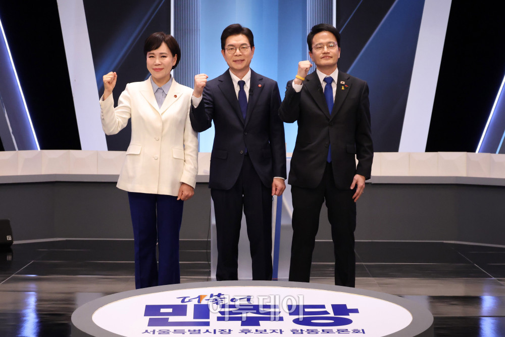 ▲3일 서울 여의도 KBS 스튜디오에서 열린 더불어민주당 서울시장 본경선 후보자 2차 합동토론회에서 전현희(왼쪽부터), 정원오, 박주민 서울시장 예비후보가  기념촬영을 하고 있다. 국회사진기자단