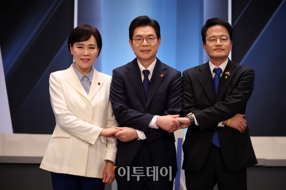 ▲3일 서울 여의도 KBS 스튜디오에서 열린 더불어민주당 서울시장 본경선 후보자 2차 합동토론회에서 전현희(왼쪽부터), 정원오, 박주민 서울시장 예비후보가  기념촬영을 하고 있다. 국회사진기자단