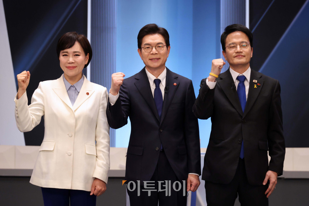 ▲3일 서울 여의도 KBS 스튜디오에서 열린 더불어민주당 서울시장 본경선 후보자 2차 합동토론회에서 전현희(왼쪽부터), 정원오, 박주민 서울시장 예비후보가  기념촬영을 하고 있다. 국회사진기자단