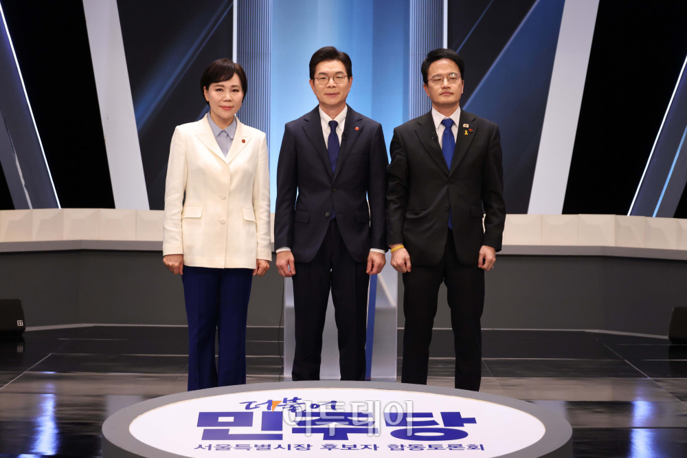 ▲3일 서울 여의도 KBS 스튜디오에서 열린 더불어민주당 서울시장 본경선 후보자 2차 합동토론회에서 전현희(왼쪽부터), 정원오, 박주민 서울시장 예비후보가  기념촬영을 하고 있다. 국회사진기자단