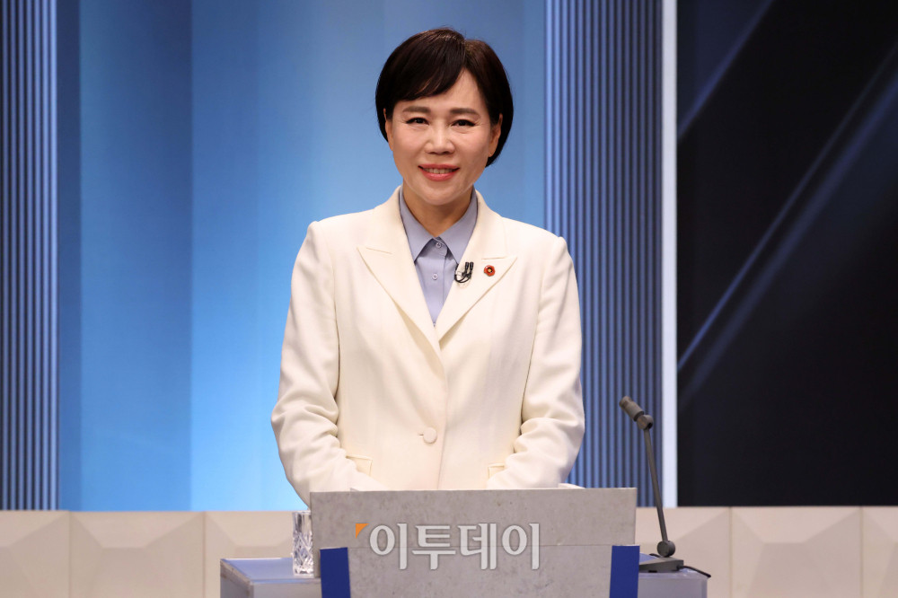 ▲3일 서울 여의도 KBS 스튜디오에서 열린 더불어민주당 서울시장 본경선 후보자 2차 합동토론회에서 전현희 서울시장 예비후보가 토론준비를 하고 있다. 국회사진기자단