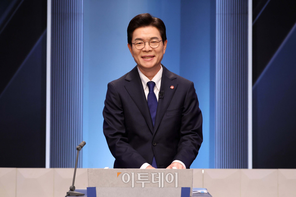 ▲3일 서울 여의도 KBS 스튜디오에서 열린 더불어민주당 서울시장 본경선 후보자 2차 합동토론회에서 정원오 서울시장 예비후보가 토론준비를 하고 있다. 국회사진기자단