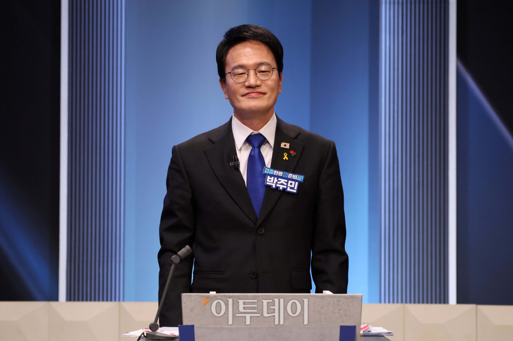 ▲3일 서울 여의도 KBS 스튜디오에서 열린 더불어민주당 서울시장 본경선 후보자 2차 합동토론회에서 박주민 서울시장 예비후보가  토론준비를 하고 있다. 국회사진기자단