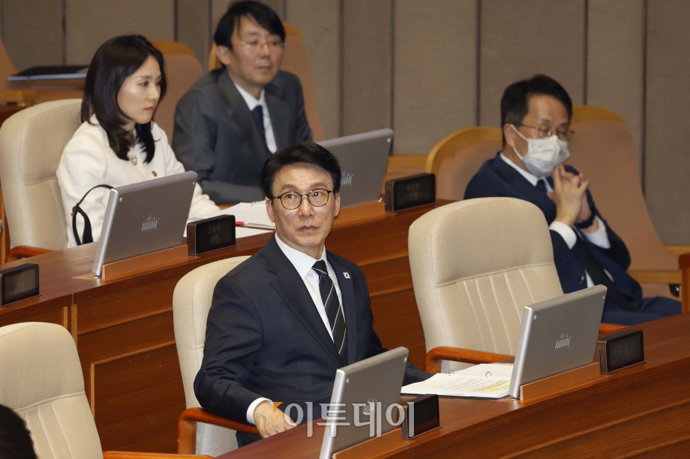 ▲김민석 국무총리가 3일 서울 여의도 국회 본회의장에서 열린 제434회 국회(임시회) 제1차 본회의 정치·외교·통일·안보 분야 대정부질문을 지켜보고 있다. 김예연 인턴기자 kimye@