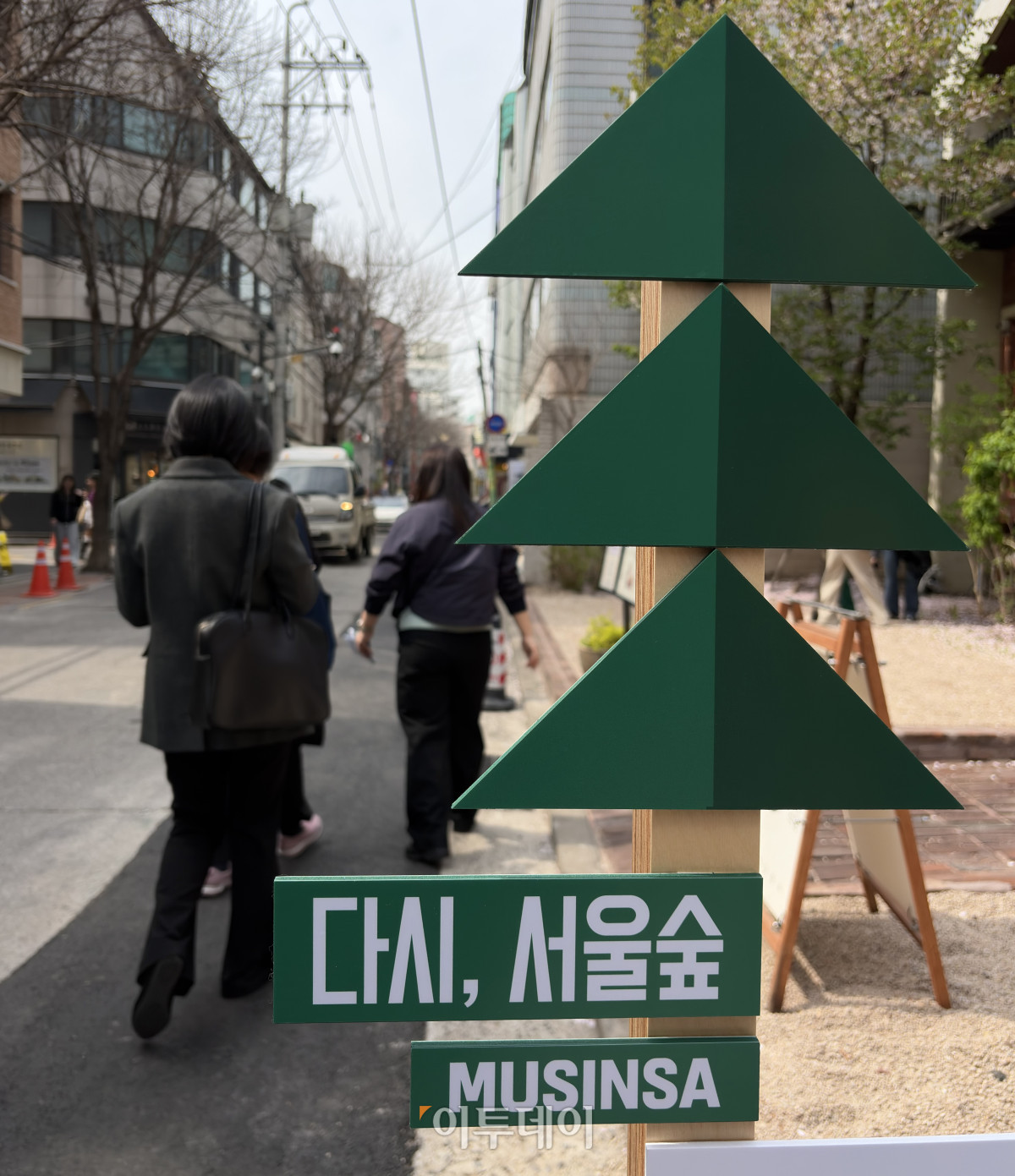 ▲3일 오후 서울 성동구 서울숲 아뜰리에길에 설치된 "다시, 서울숲" 표지판 앞을 시민들이 지나가고 있다. (사진=황민주 기자 minchu@)