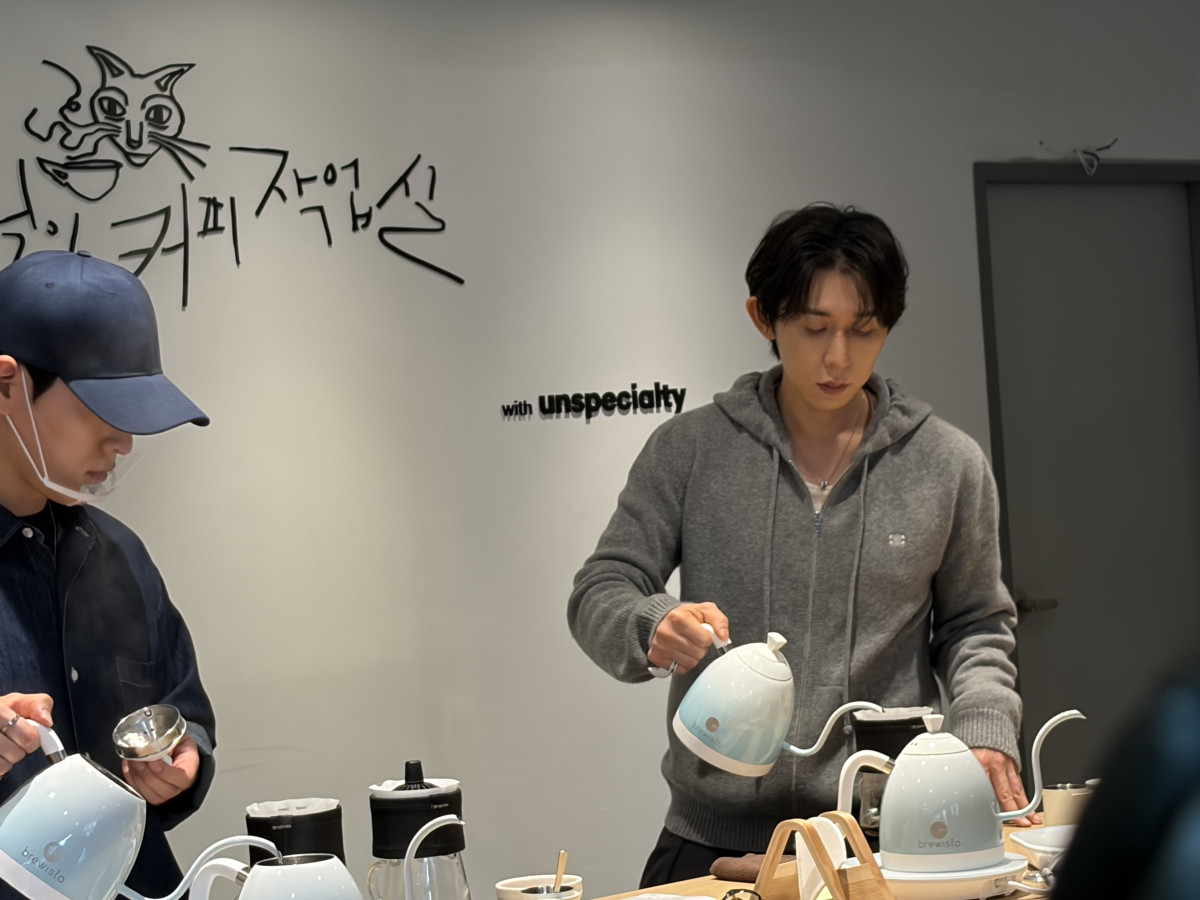 ▲3일 오후 서울 성동구 무신사 스페이스 서울숲에서 열린 코쿤의 사적인 커피 작업실 팝업 카페에서 가수 코드 쿤스트(코쿤)가 커피를 내리고 있다. (사진=황민주 기자 minchu@)