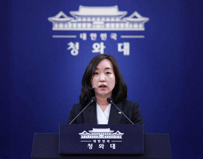 ▲전은수 신임 대변인이 3일 청와대 춘추관에서 출퇴근 시간대 대중교통 혼잡 완화 대책 관련 브리핑을 하고 있다. (연합뉴스)