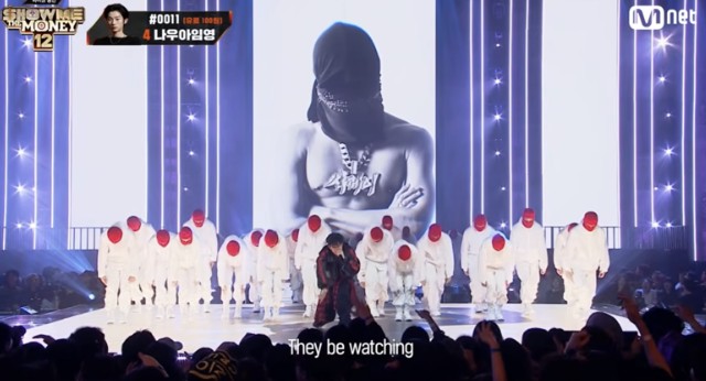 ▲지난 2일 방송된 엠넷 ‘쇼미더머니12’ 최종외에서 김하온의 무대에 식케이의 영상이 나오는 모습. (풆처=Mnet TV 채널 캡처)
