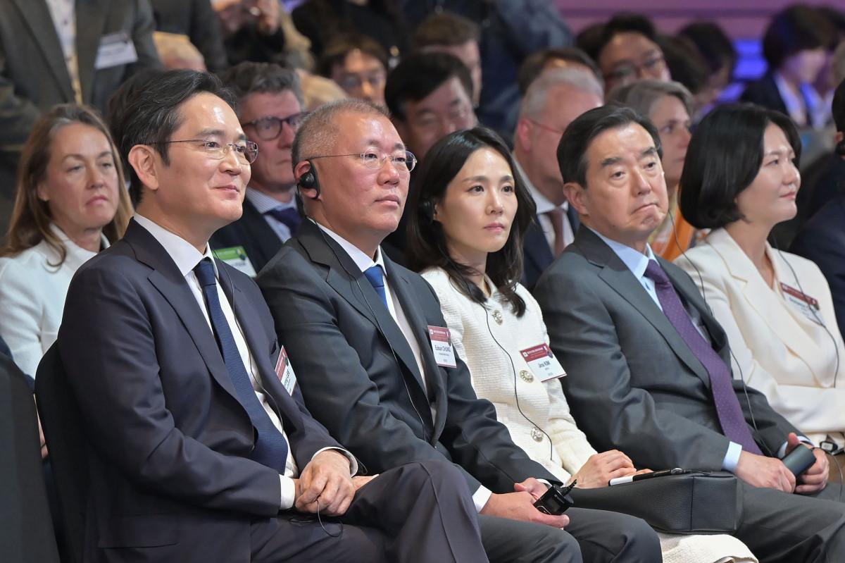 ▲이재용 삼성전자 회장(왼쪽 첫번째)과 정의선 현대차 회장(왼쪽 두번째)을 비롯한 기업인들이 3일 FKI타워 컨퍼런스센터에서 열린 '제3차 한-프랑스 경제계 미래대화'에 참석해 에마뉘엘 마크롱 프랑스 대통령의 기조강연을 경청하고 있다. (한경협)