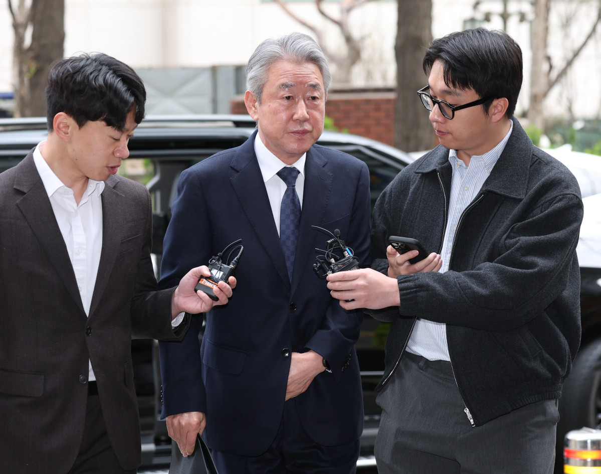 ▲뇌물 수수 의혹을 받고 있는 강호동 농협중앙회장이 4일 마포구 서울경찰청 반부패수사대에 조사를 받기 위해 출석하고 있다. (연합뉴스)